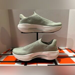 Nike Women's Reina EasyOn - Brand NEW!